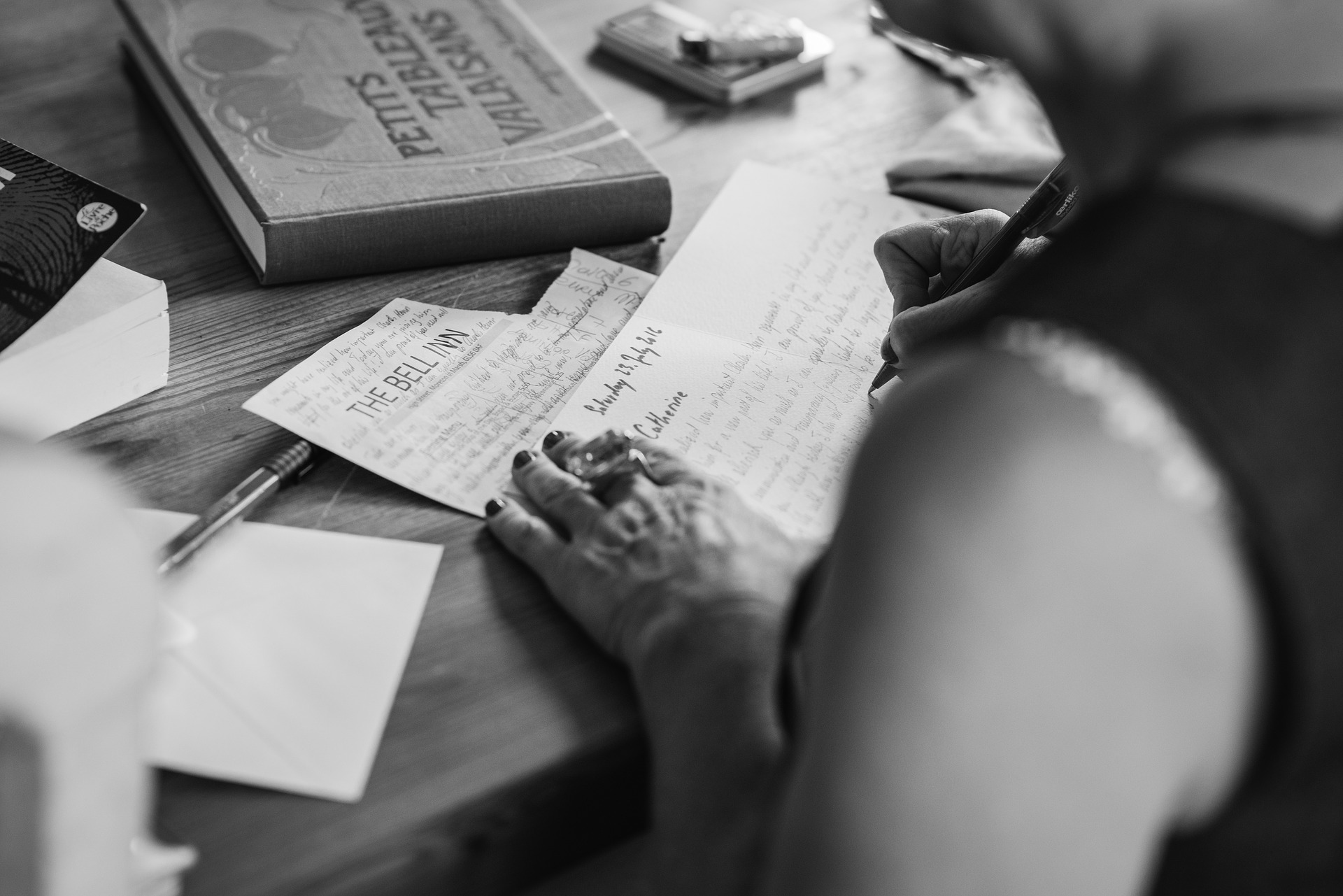 žena píšící dopis v cizím jazyce