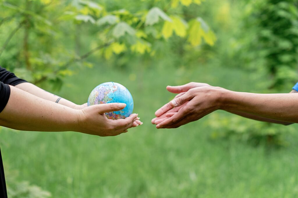 Hands Passing the Globe to the Person . Zdroj: pexels.com. Autor: Mikhail Nilov.